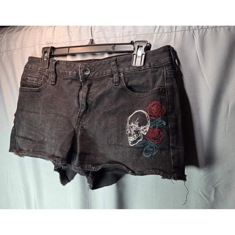 Blackheart Skull & Rose Embroidered Low Rise Size 11 Black Shorts - Picture 2 of 8